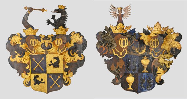 Zwei Wappen als Wanddekorationen