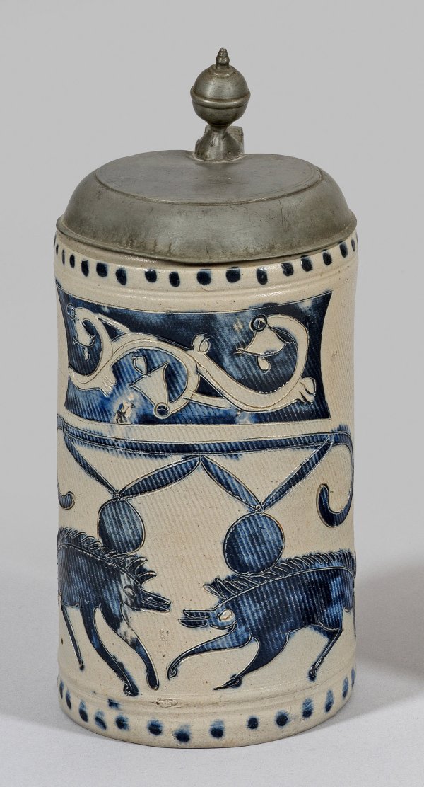 Westerwälder Walzenkrug mit Wildschwein-Dekor