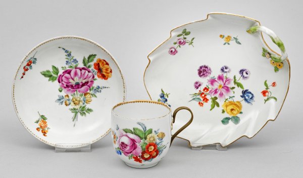 Blattschale und Kaffeetasse mit Blumendekor