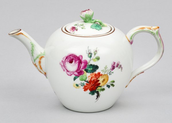 Teekanne mit Blumendekor