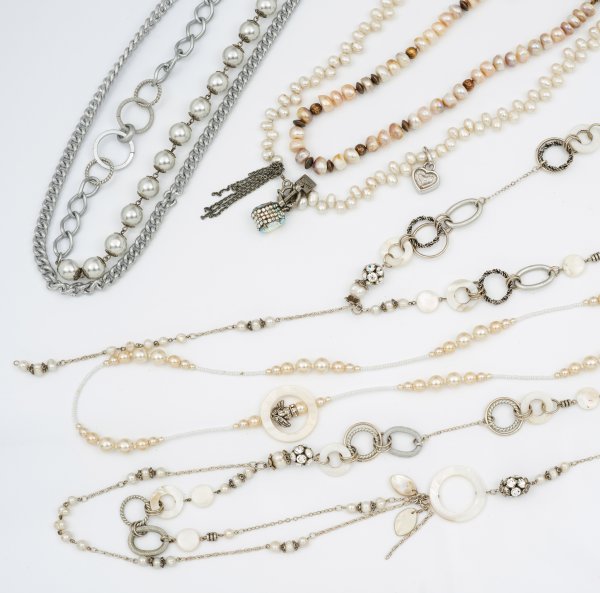 Sechs Modeschmuck-Ketten