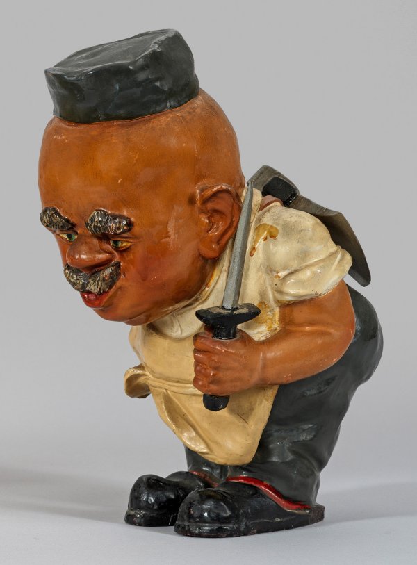 Humoristische Figur eines Mannes mit Messer und Beil