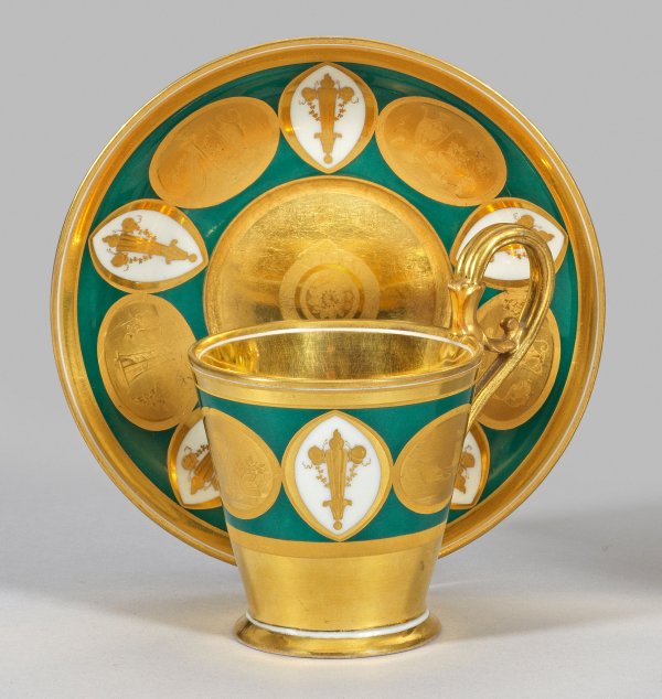 Feine Empire-Ziertasse mit antikisierenden Medaillons