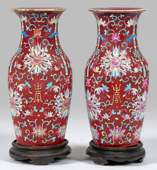 Paar Balustervasen mit Glückssymbolen