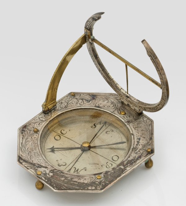 Äquatorial-Sonnenuhr mit Kompass