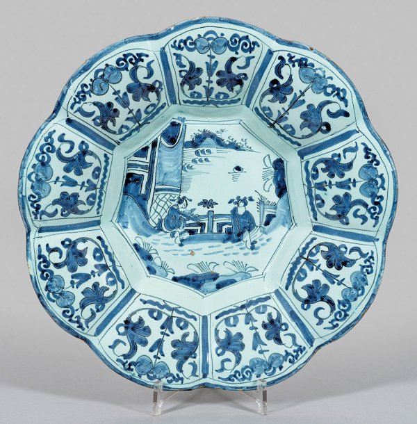 Frankfurter Buckelplatte mit Chinoiserien