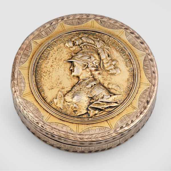 Seltene Tabatiere mit Medaille