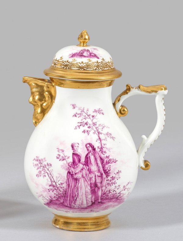 Kaffeekanne mit Watteauszenen in Purpur-Camaieumalerei