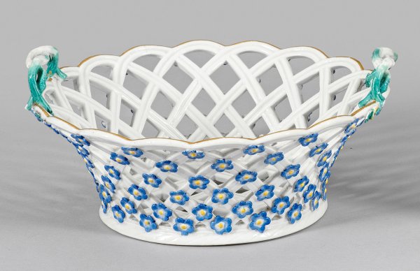 Zierkorb mit Vergissmeinnichtblüten