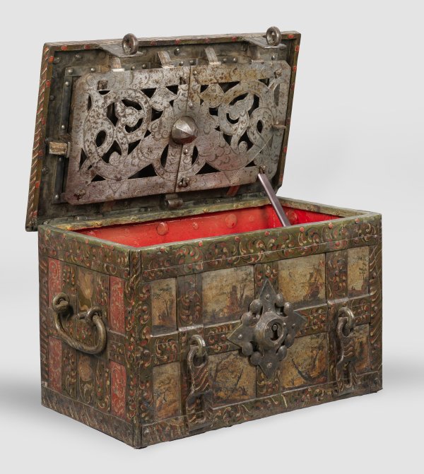 Barock-Eisentruhe mit Landschaftsdekor und Segelschiffen