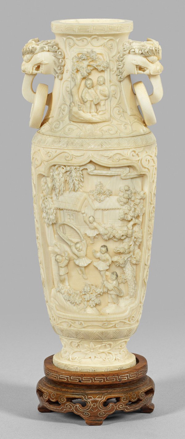 Prachtvolle Henkelvase mit figuralem Dekor