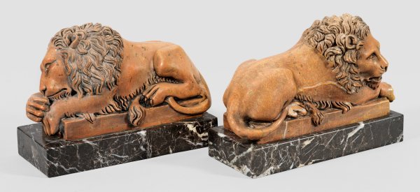 Paar ruhende Löwen auf Sockeln als Buchstützen